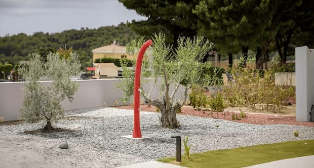 doccia rossa in giardino