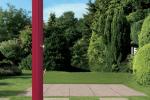 Doccia solare con serbatoio integrato e lavapiedi adatta per giardini e piscine private.