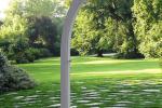Doccia solare da giardino collocata su prato per sfruttare al meglio l'esposizione al sole.