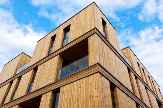 Edificio con facciata in legno 