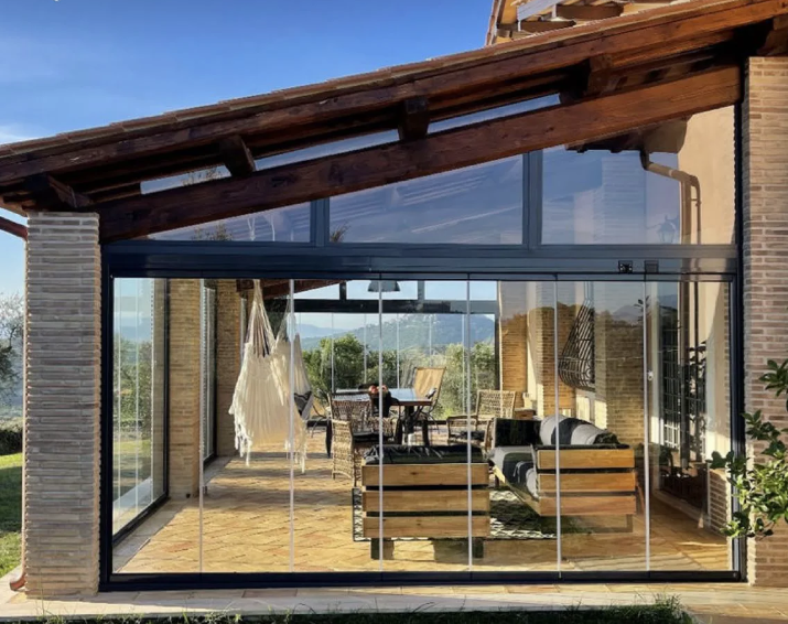 veranda con chiusure laterali in vetro