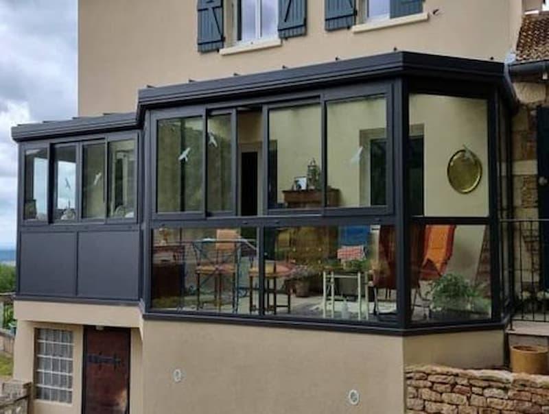 Veranda chiusa con vetro e profili scuri - foto pinterest