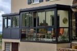 Veranda chiusa con vetro e profili scuri - foto pinterest
