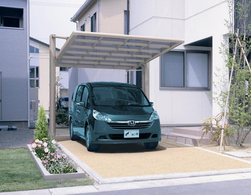 Automobile sotto a una pensilina fotovoltaica - Foto Getty Images
