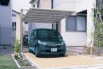 Automobile sotto a una pensilina fotovoltaica - Foto Getty Images
