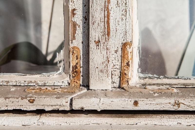 Vernice screpolata infissi di legno, da Pixabay
