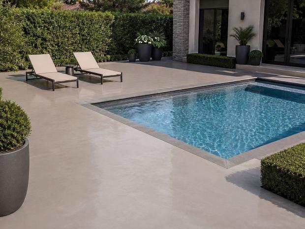 Piscina con pavimentazione in resina 