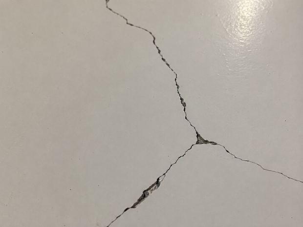 Crepa in una pavimentazione in resina 