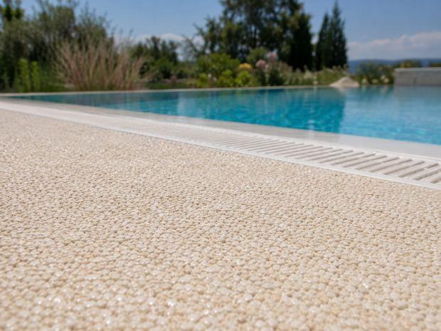 Pavimentazione in resina a bordo piscina 