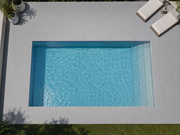 Pavimentazione drenante in resina intorno alla piscina