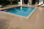 Piscina con pavimentazione in resina - Foto Daniele F. Toscana
