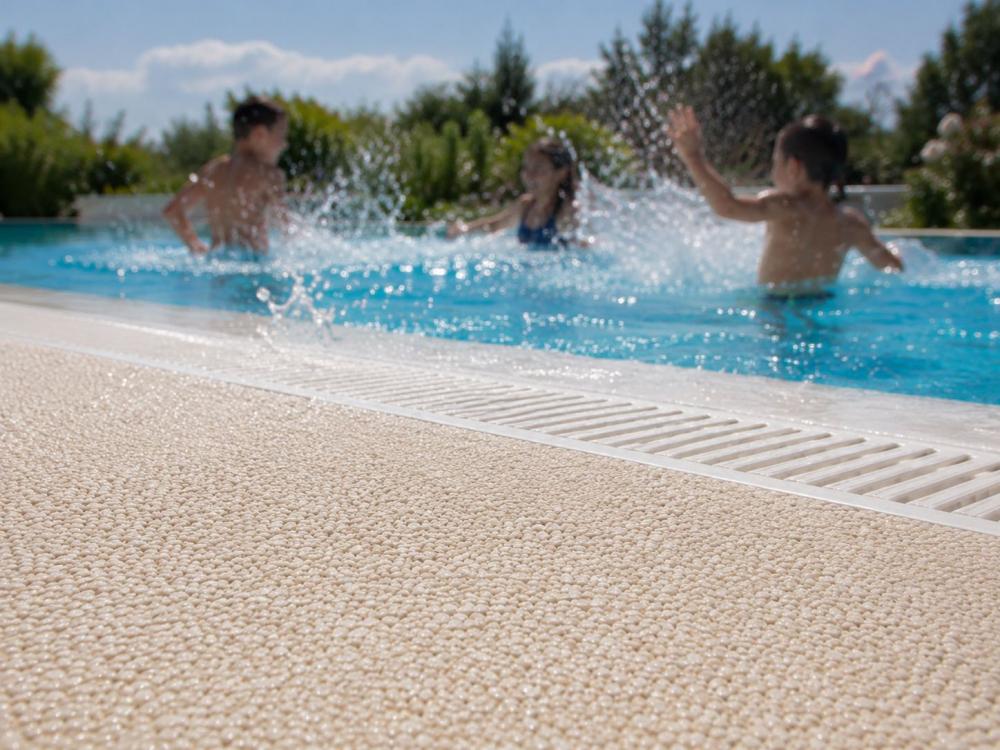 Piscina con pavimentazione in resina - Foto Daniele F. Toscana