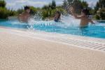 Piscina con pavimentazione in resina - Foto Daniele F. Toscana