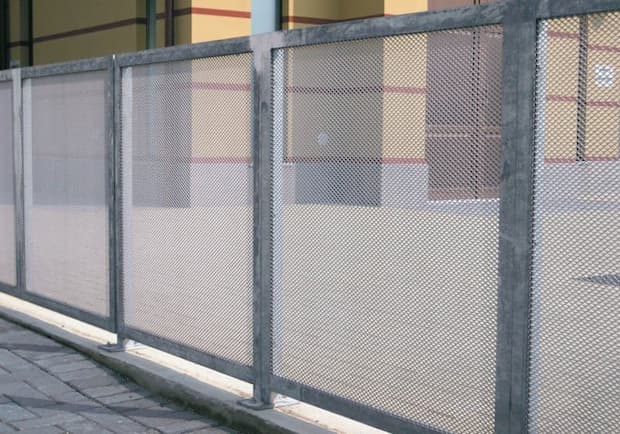balcone con microfori