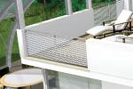 Frangivista in metallo installato sul parapetto di un terrazzo moderno per aumentare la privacy.