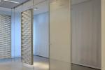 Esempi di pannelli microforati decorativi con diversi livelli di trasparenza e design.