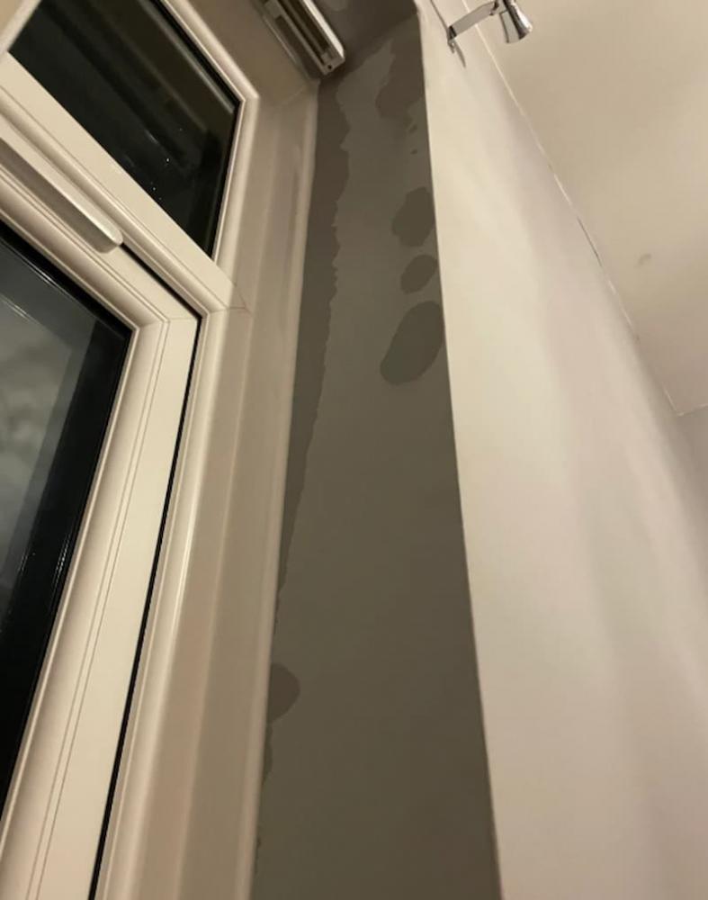 Infiltrazioni d'acqua attorno al serramento - foto reddit