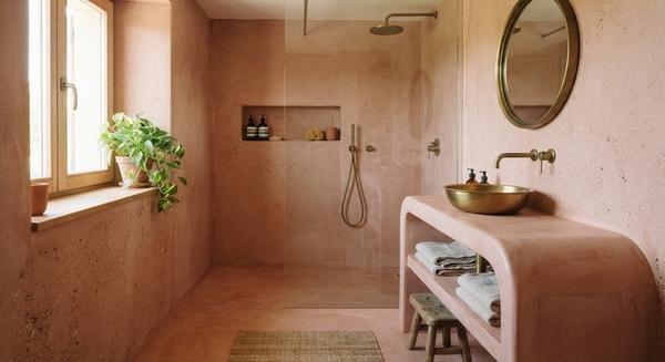 Bagno con doccia in cocciopesto
