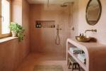 Bagno con doccia in cocciopesto