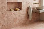 Parete del bagno con graffi