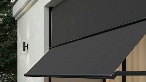 Come scegliere una tenda guidata per un balcone soleggiato