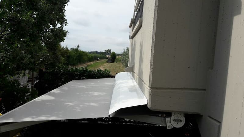 tettuccio a protezione della tenda
