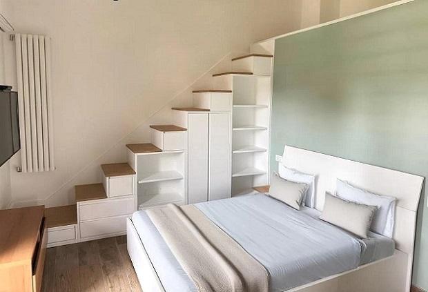 Scala con libreria in camera di Falegnamerie Design