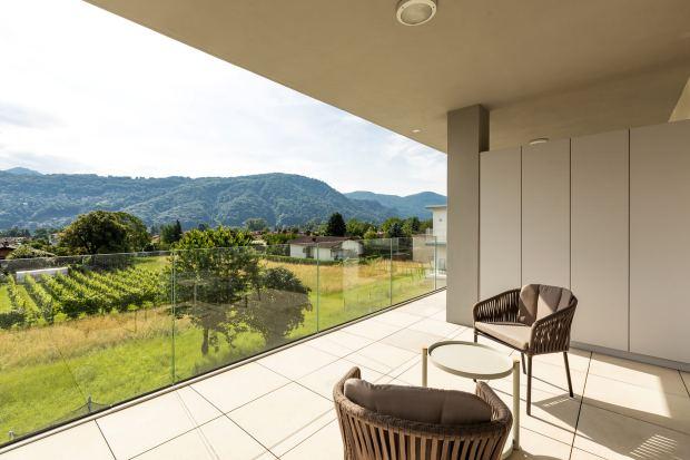 Ampio balcone con pavimento ispezionabile rialzato 