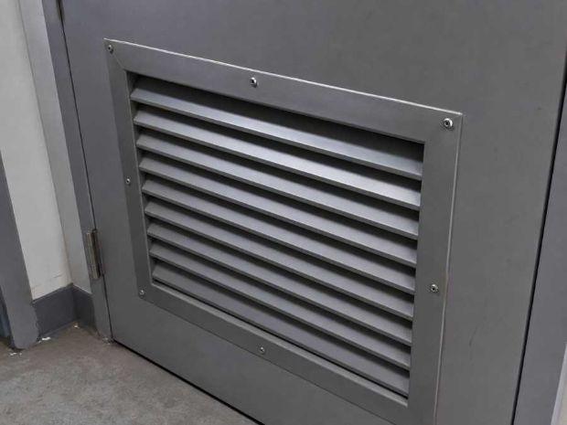 Griglia di ventilazione su una porta