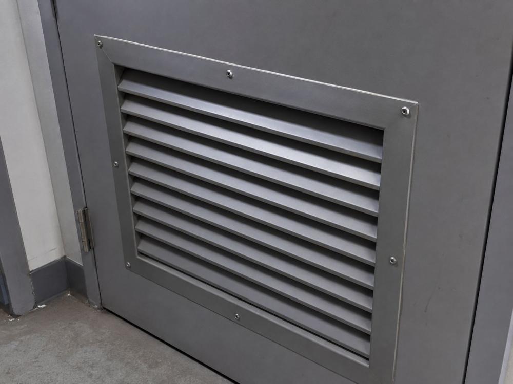 Porta con griglia di ventilazione - Foto Daniele F. Toscana
