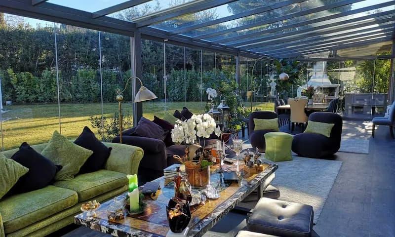 Interno di una serra bioclimatica: ventilazione, ombreggiamento e superfici apribili aiutano a mantenere una temperatura confortevole.