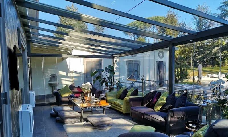 Serra solare con copertura e pareti vetrate: schermatura e ventilazione sono fondamentali per controllare la temperatura interna.