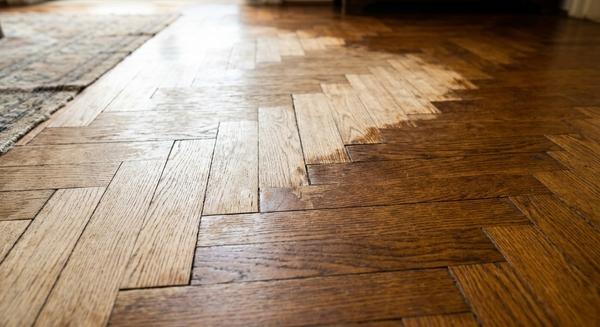 Pavimento in parquet scolorito