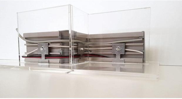 Dettaglio interno zoccolo passacavi