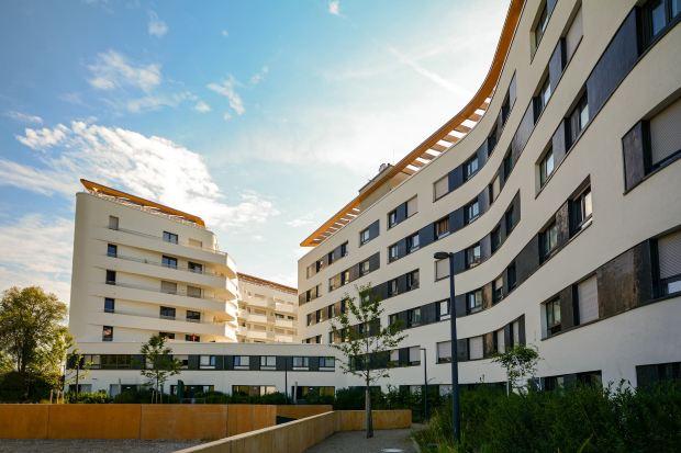 Edificio moderno con facciata chiara