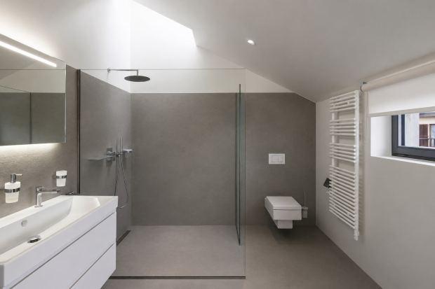 Doccia con rivestimento in resina 