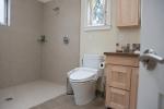 Panelli solid surface per doccia - Foto Getty Images mod. con AI