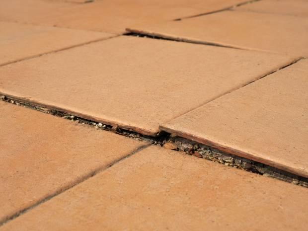 Sollevamento di piastrelle in cotto