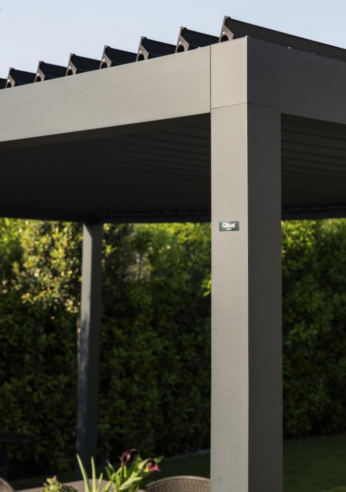 Pergola bioclimatica Gibus con copertura a lamelle orientabili per creare ombra e ventilazione negli spazi esterni.