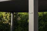 Pergola bioclimatica Gibus con copertura a lamelle orientabili per creare ombra e ventilazione negli spazi esterni.