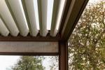 Pergola bioclimatica con lamelle orientabili per ombreggiare il balcone senza impedire il ricambio d’aria.