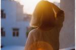 Balcone con parapetto pieno durante le ore più calde: l’esposizione solare può aumentare il calore percepito.