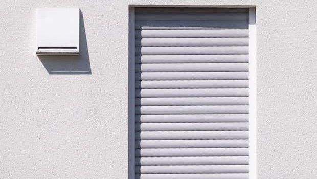 Tapparelle abbassate con finestre aperte: come circola l&rsquo;aria
