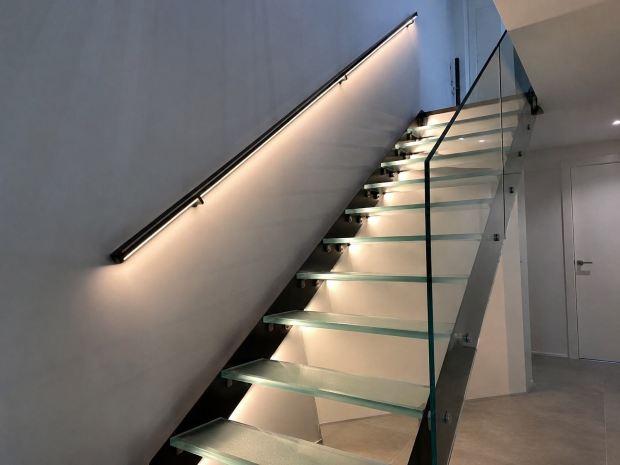 Scala in vetro con illuminazione LED 