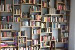 Grande libreria a parete per attenuare il rumore - foto pinterest