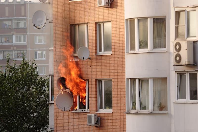 Incendio in appartamento che coinvolge la facciata esterna - foto getty images