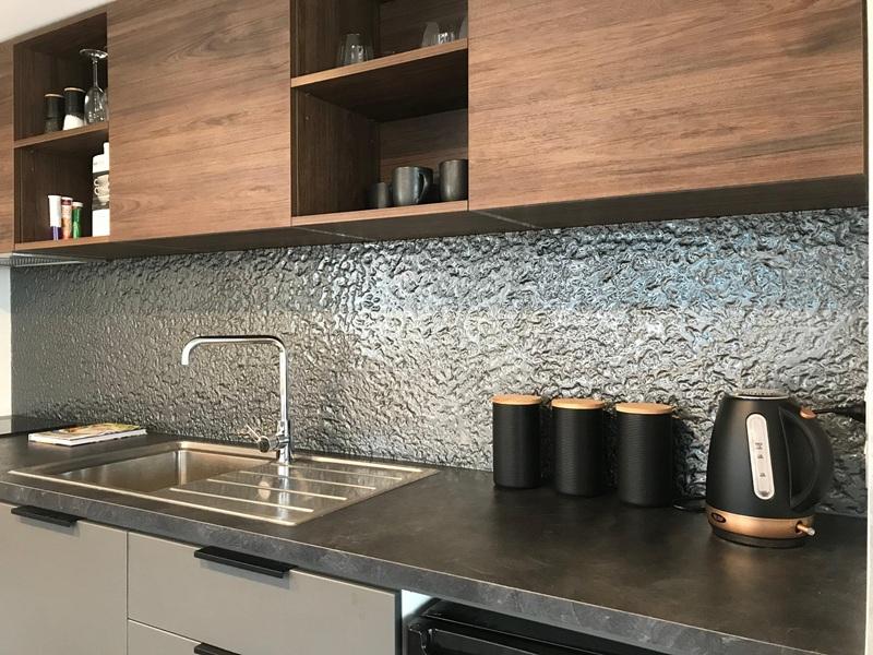Sigillare il raccordo tra cucina e parete, da escapeglass.co.nz