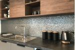Sigillare il raccordo tra cucina e parete, da escapeglass.co.nz
