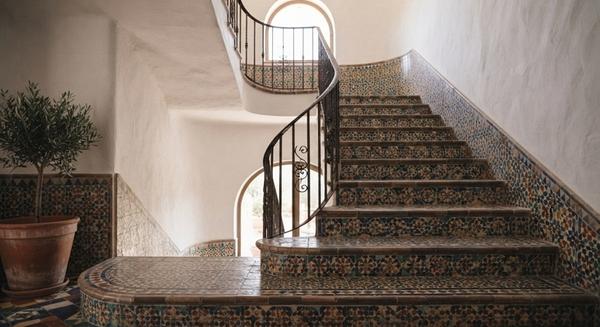 Scala con piastrelle geometriche