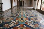 Pavimento con piastrelle geometriche